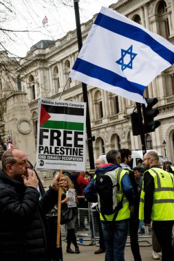 Downing Street dışında merkezi Londra'da Protestocular