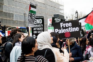 Downing Street dışında merkezi Londra'da Protestocular