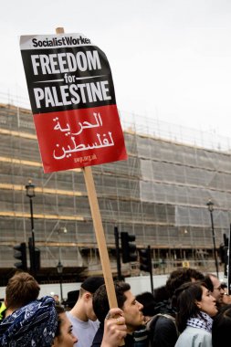 Downing Street dışında merkezi Londra'da Protestocular
