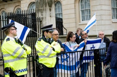 Downing Street dışında merkezi Londra'da Protestocular