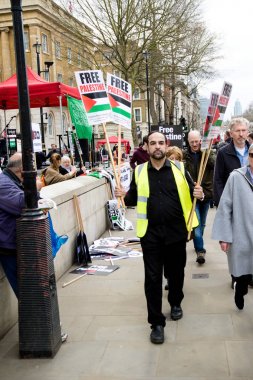 Downing Street dışında merkezi Londra'da Protestocular
