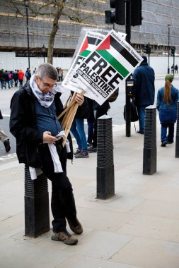 Downing Street dışında merkezi Londra'da Protestocular