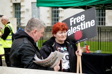 Downing Street dışında merkezi Londra'da Protestocular