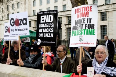 Downing Street dışında merkezi Londra'da Protestocular