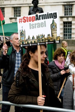 Downing Street dışında merkezi Londra'da Protestocular