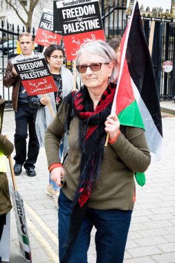 Downing Street dışında merkezi Londra'da Protestocular