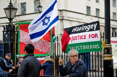 Downing Street dışında merkezi Londra'da Protestocular