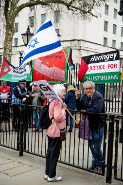 Downing Street dışında merkezi Londra'da Protestocular