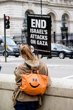 Downing Street dışında merkezi Londra'da Protestocular