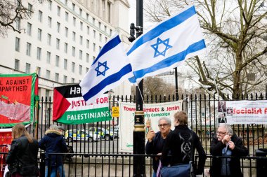 Downing Street dışında merkezi Londra'da Protestocular