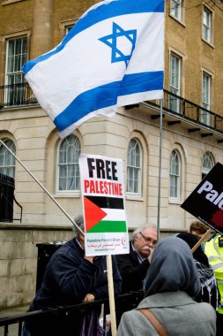 Downing Street dışında merkezi Londra'da Protestocular