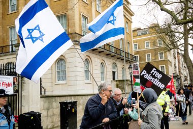 Downing Street dışında merkezi Londra'da Protestocular