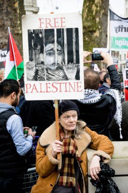 Downing Street dışında merkezi Londra'da Protestocular