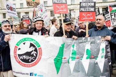 Downing Street dışında merkezi Londra'da Protestocular