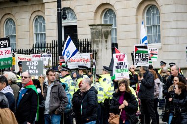 Downing Street dışında merkezi Londra'da Protestocular