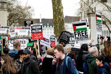 Downing Street dışında merkezi Londra'da Protestocular