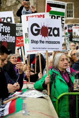 Downing Street dışında merkezi Londra'da Protestocular