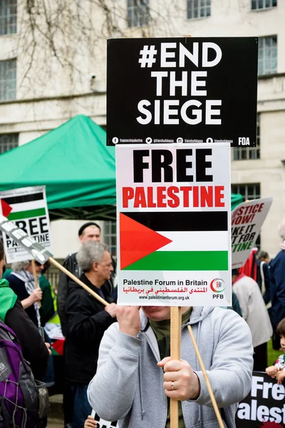 Manifestantes en el centro de Londres fuera de Downing Street — Foto de Stock