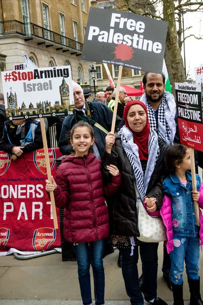 Manifestantes en el centro de Londres fuera de Downing Street —  Fotos de Stock