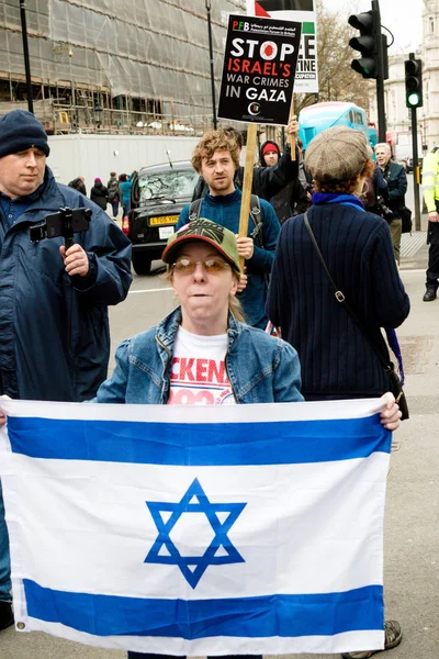 Manifestantes en el centro de Londres fuera de Downing Street — Foto de Stock