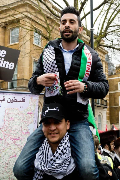 Demonstranten im Zentrum Londons vor dem Abschuss — Stockfoto