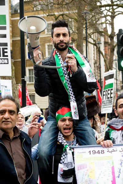 Manifestantes en el centro de Londres fuera de Downing Street — Foto de Stock