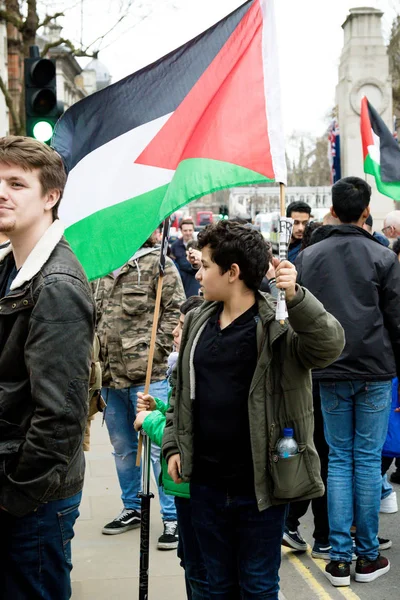 Manifestantes en el centro de Londres fuera de Downing Street — Foto de Stock