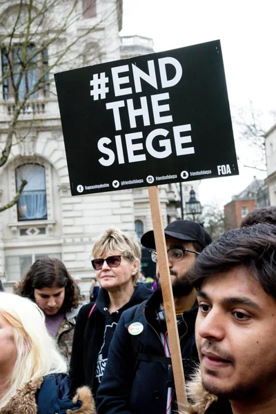 Manifestantes en el centro de Londres fuera de Downing Street —  Fotos de Stock