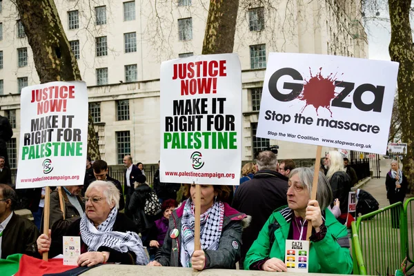 Manifestantes en el centro de Londres fuera de Downing Street — Foto de Stock