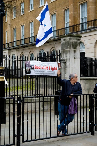 Manifestanti nel centro di Londra fuori Downing Street — Foto Stock