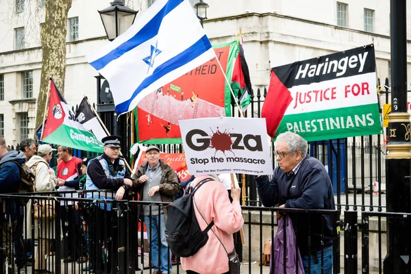 Manifestantes en el centro de Londres fuera de Downing Street — Foto de Stock