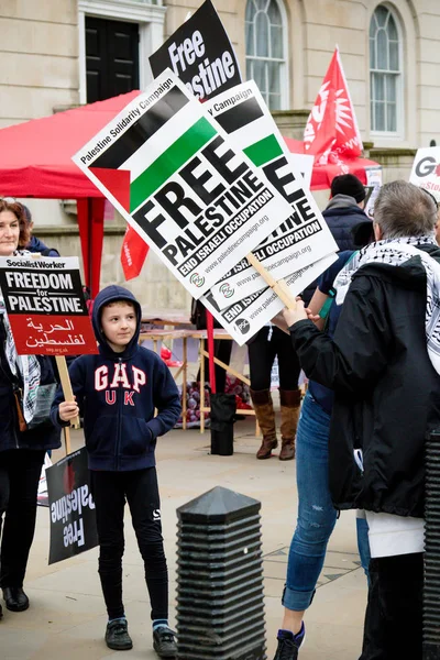 Manifestantes en el centro de Londres fuera de Downing Street — Foto de Stock