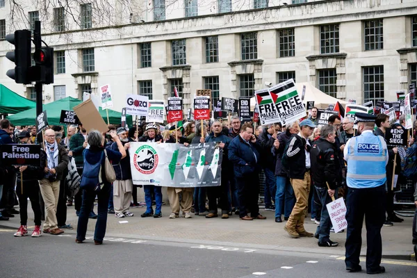 Протестующие в центре Лондона возле Даунинг-стрит — стоковое фото