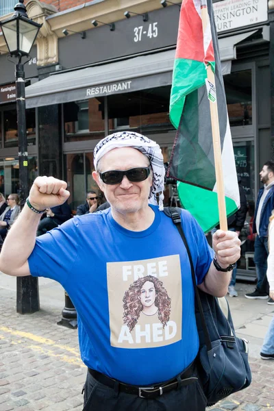 Protesta cerca de la Embajada de Israel en Londres en apoyo de Palestina — Foto de Stock