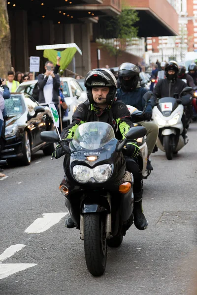 Marcha silenciosa por la Torre Grenfell en Kensington y Chelsea — Foto de Stock