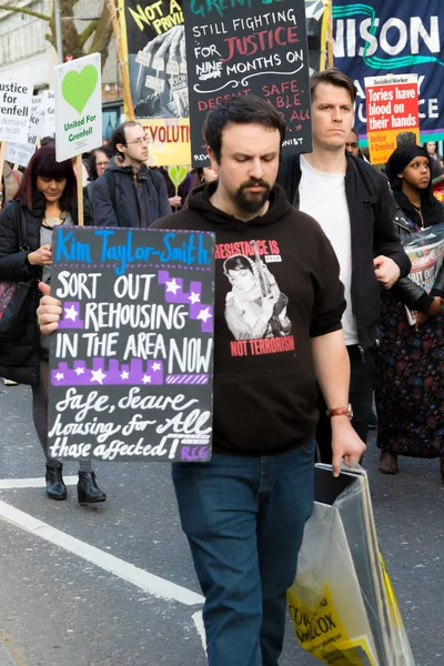 Marcha Silenciosa para a Torre de Grenfell em Kensington e Chelsea — Fotografia de Stock