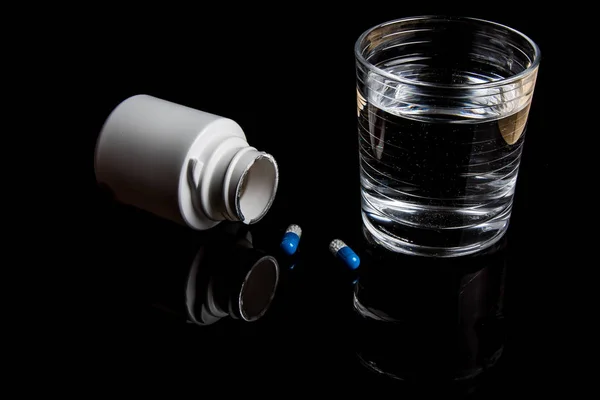 Lékařské pilulky izolovaných na černém pozadí — Stock fotografie