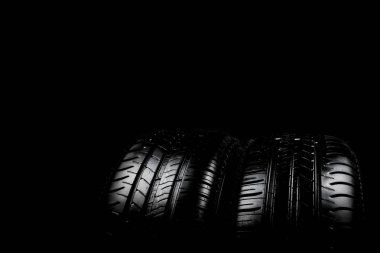 Siyah bir arka plan üzerinde izole araba lastik
