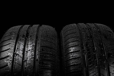 Siyah bir arka plan üzerinde izole araba lastik