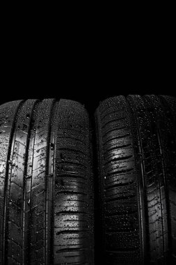 Siyah bir arka plan üzerinde izole araba lastik