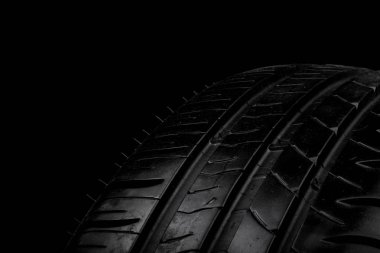 Siyah bir arka plan üzerinde izole araba lastik