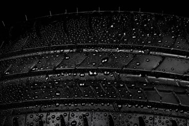 Siyah bir arka plan üzerinde izole araba lastik