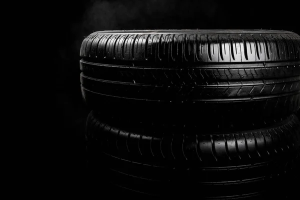 汽车轮胎被隔离在黑色背景上 — 图库照片