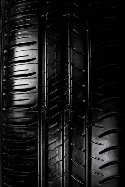 Pneumatico auto isolato su sfondo nero — Foto Stock