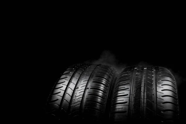 Neumático de coche aislado sobre fondo negro — Foto de Stock