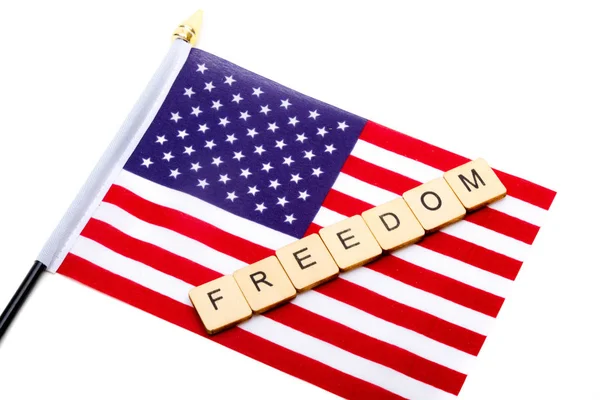 アメリカ合衆国の国旗は白地に隔離され 標識は自由を読む — ストック写真