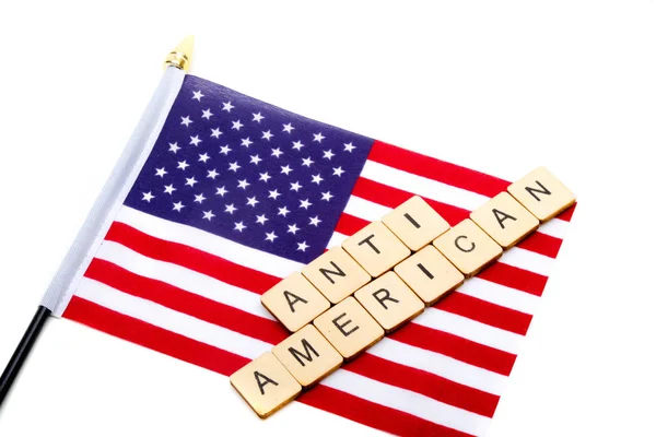 Прапор Сполучених Штатів Виділений Білому Тлі Знаком Читає Антиамериканський — стокове фото