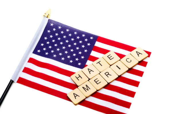 Прапор Сполучених Штатів Виділений Білому Тлі Знаком Читає Ненависть Америки — стокове фото