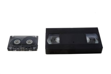 Beyaz bir arkaplanda izole edilmiş bir Vhs ve Music Cassette
