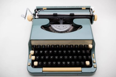 Beyaz arkaplanda izole edilmiş bir daktilo